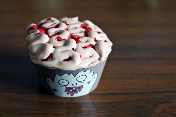 Belle bebes Halloween cupcakes 16 Halloween cupcakes, monster, brains, blood, free printables, cupcake wrappers, halloween party food